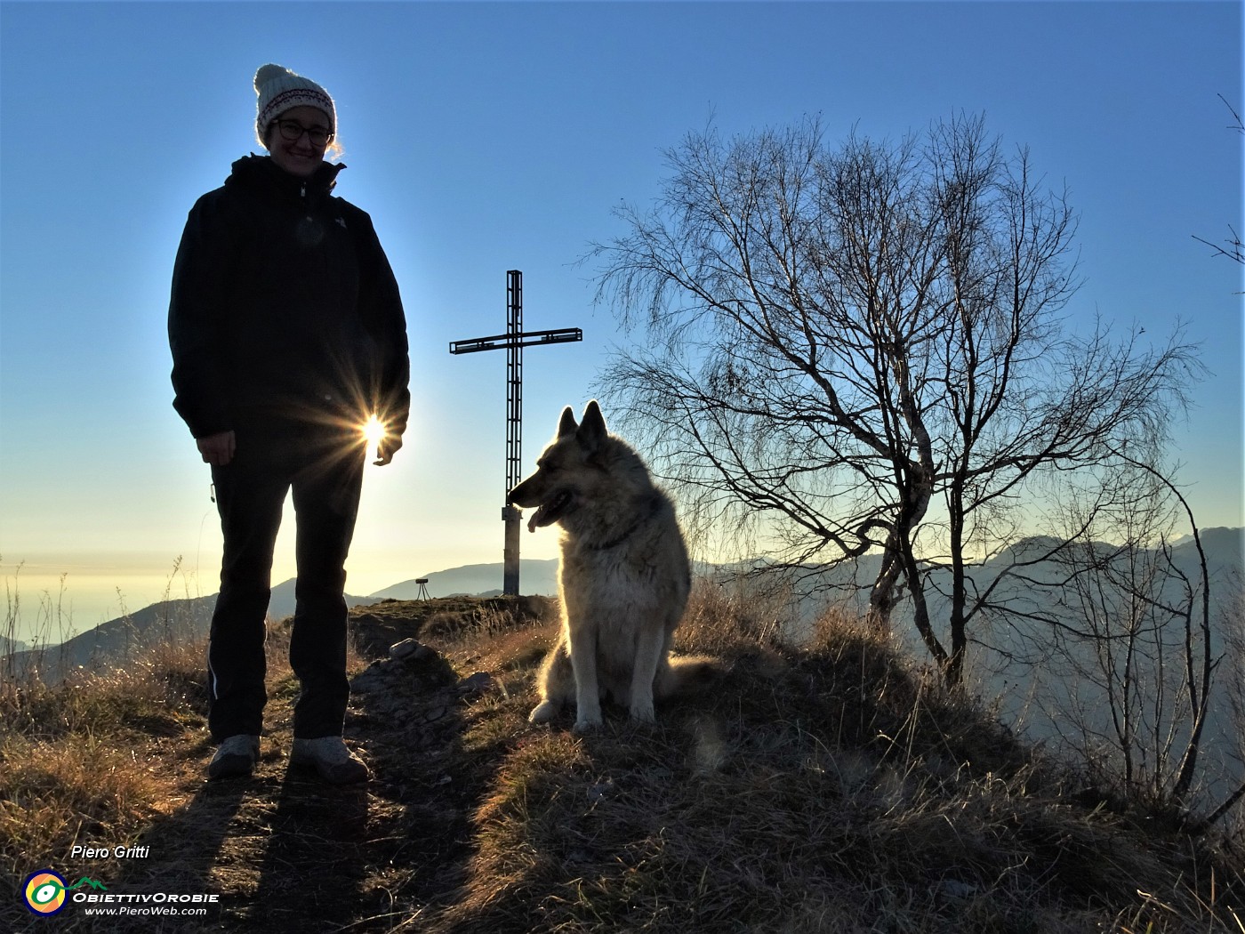 05 Alla croce di vetta del Monte Gioco (1366 m ) in controsole.JPG
